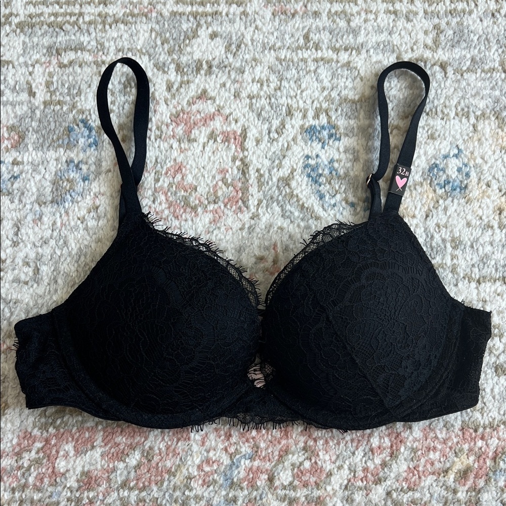 NWT. Victoria's Secret Black lace bra size 32b